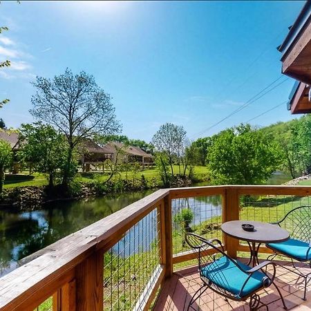 Skinny Dippin'-River Front- Free Tickets-Dog Friendly-Sleeps 6 Pigeon Forge Exterior photo