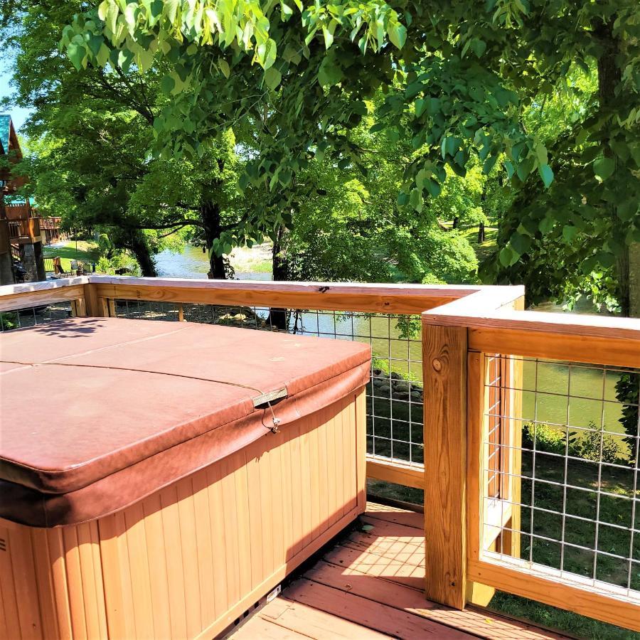 Skinny Dippin'-River Front- Free Tickets-Dog Friendly-Sleeps 6 Pigeon Forge Exterior photo