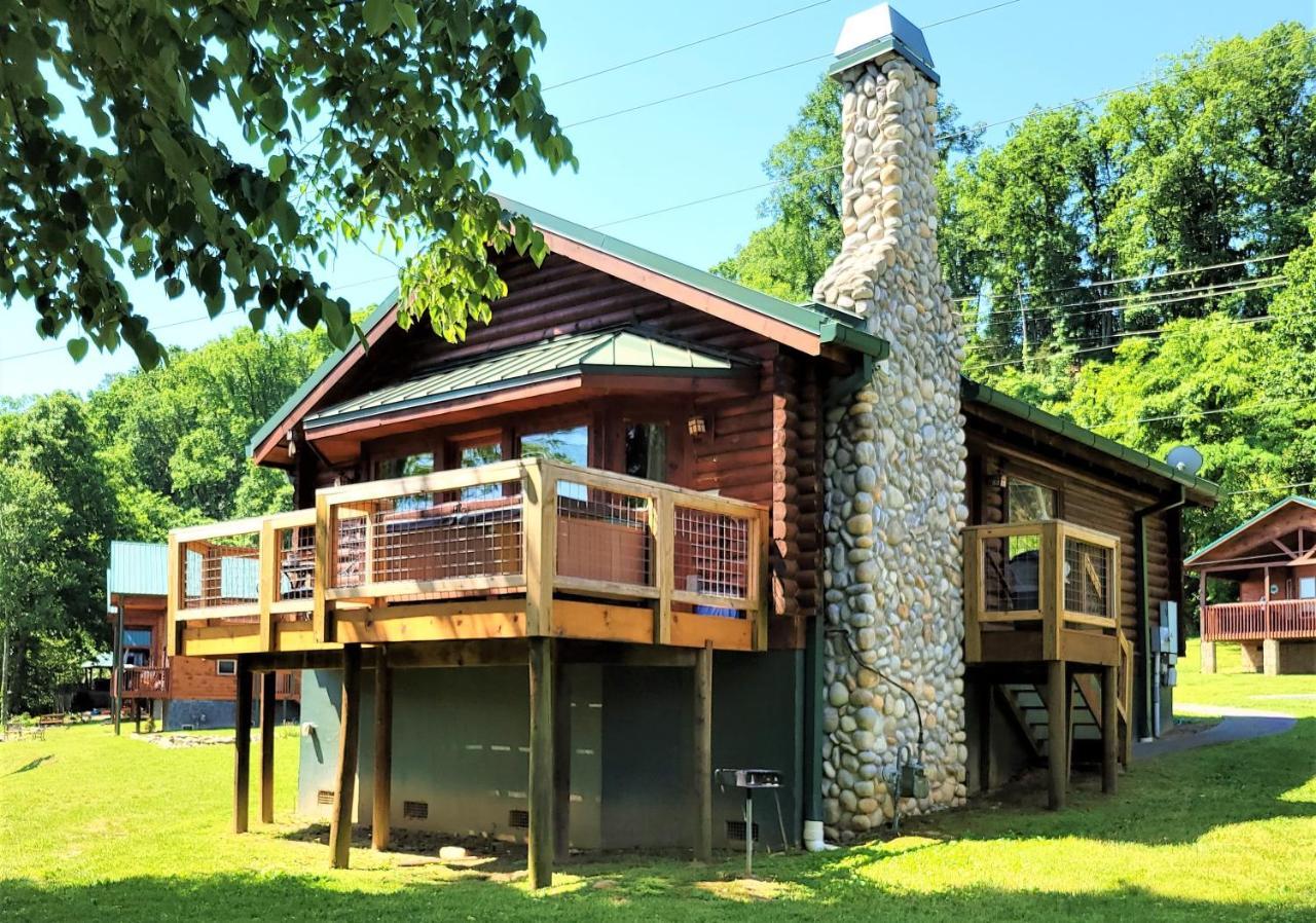 Skinny Dippin'-River Front- Free Tickets-Dog Friendly-Sleeps 6 Pigeon Forge Exterior photo