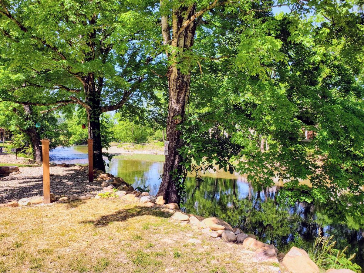 Skinny Dippin'-River Front- Free Tickets-Dog Friendly-Sleeps 6 Pigeon Forge Exterior photo