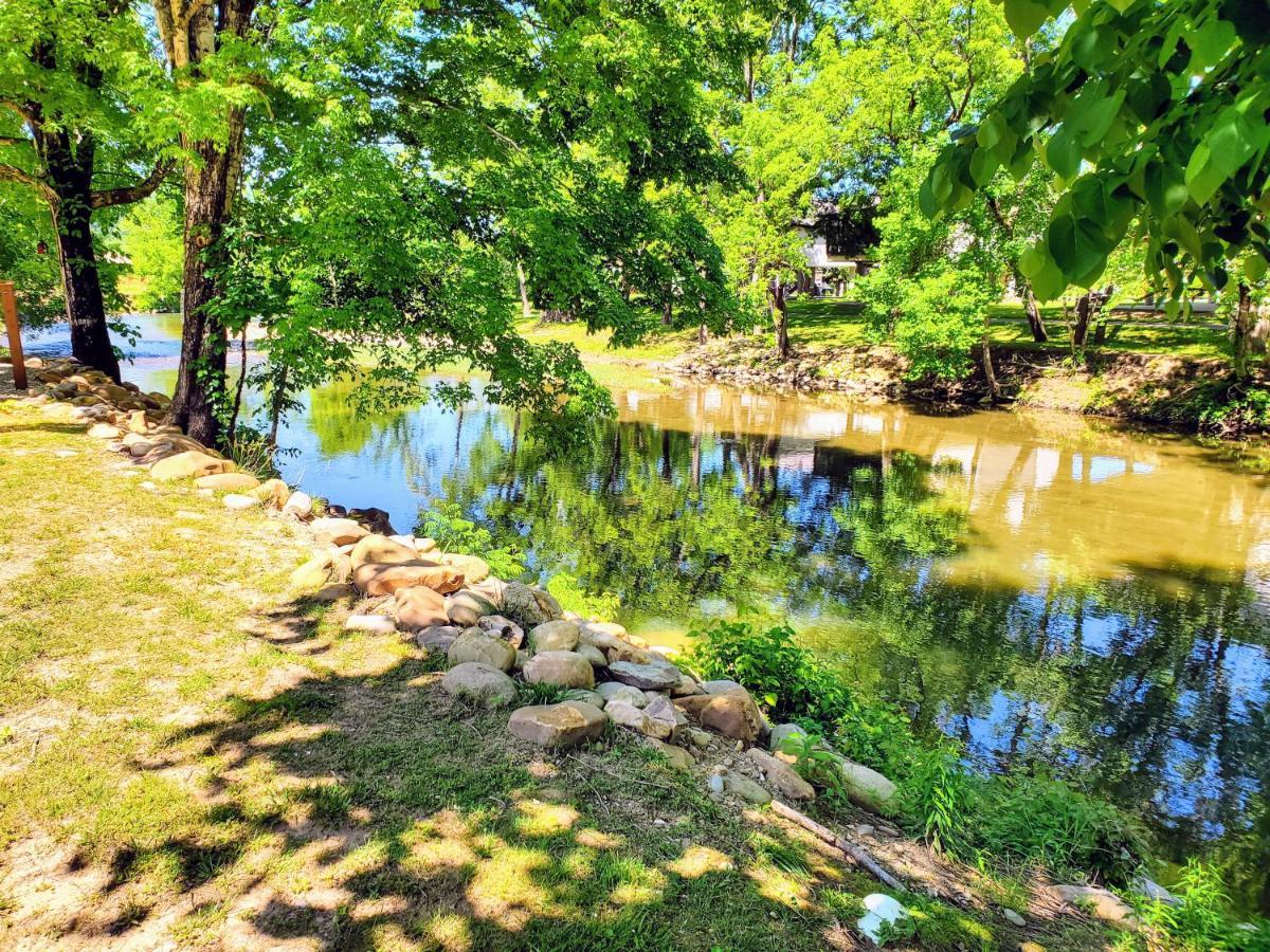 Skinny Dippin'-River Front- Free Tickets-Dog Friendly-Sleeps 6 Pigeon Forge Exterior photo