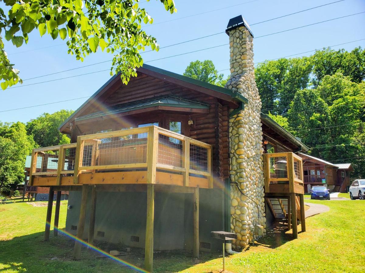 Skinny Dippin'-River Front- Free Tickets-Dog Friendly-Sleeps 6 Pigeon Forge Exterior photo