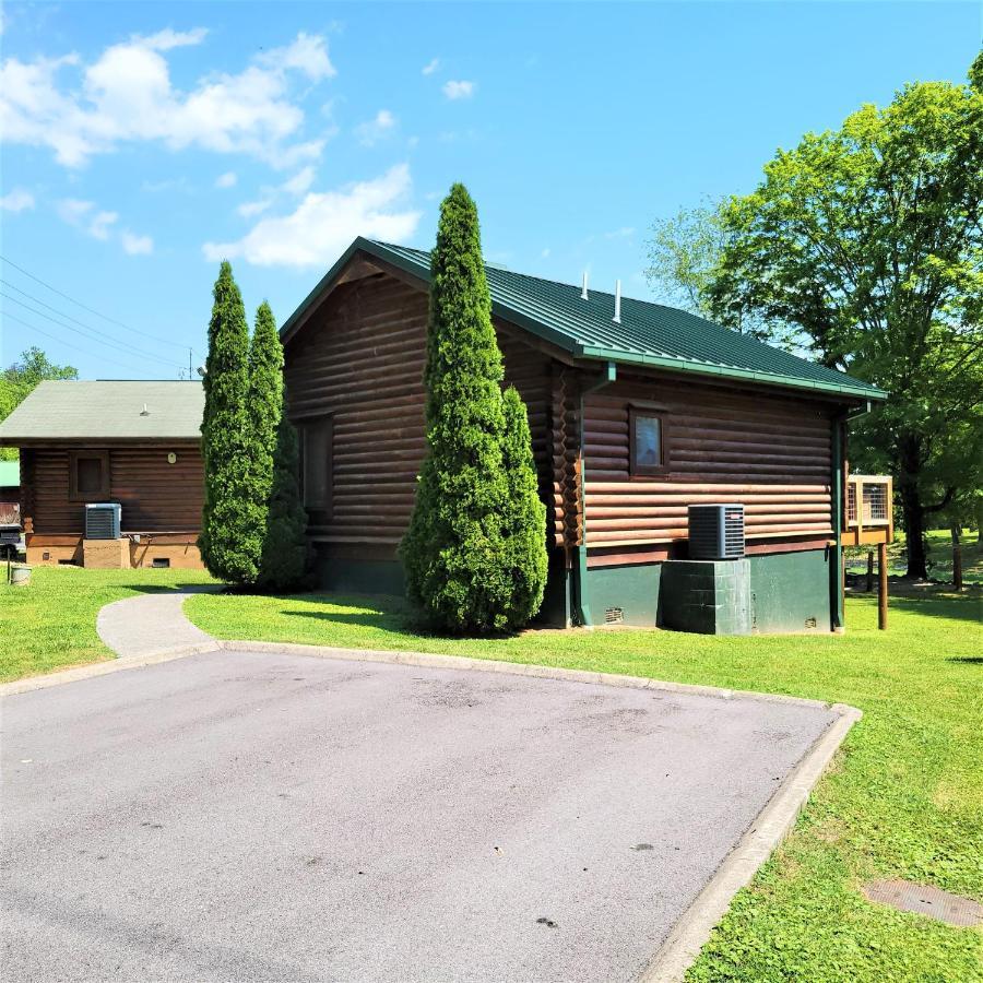 Skinny Dippin'-River Front- Free Tickets-Dog Friendly-Sleeps 6 Pigeon Forge Exterior photo
