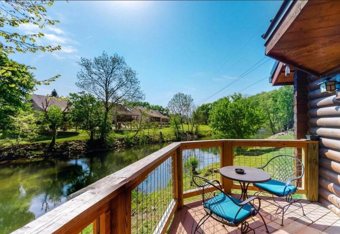 Skinny Dippin'-River Front- Free Tickets-Dog Friendly-Sleeps 6 Pigeon Forge Exterior photo